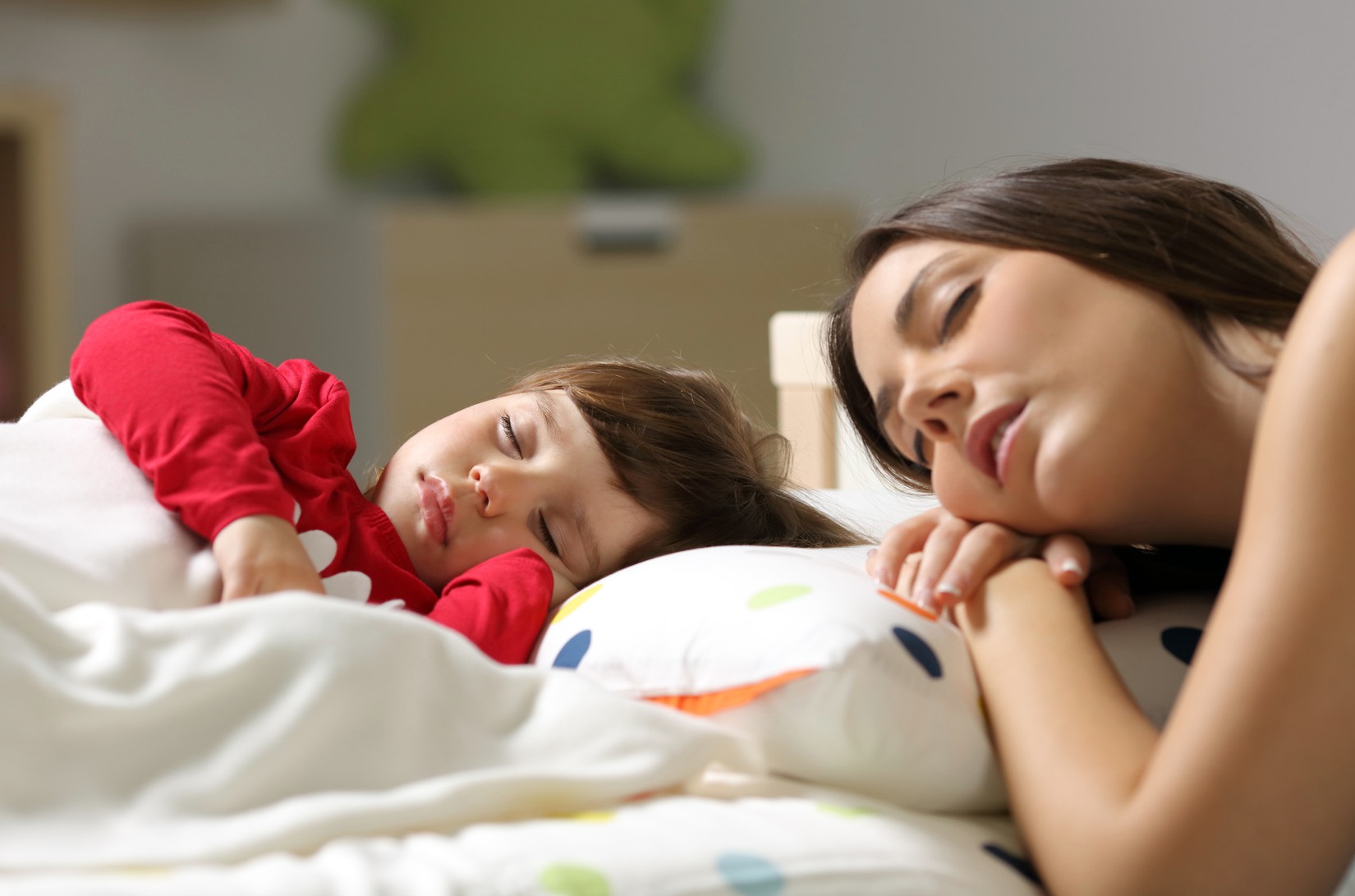 Как отвадить ребенка с аутизмом от родительской кровати?